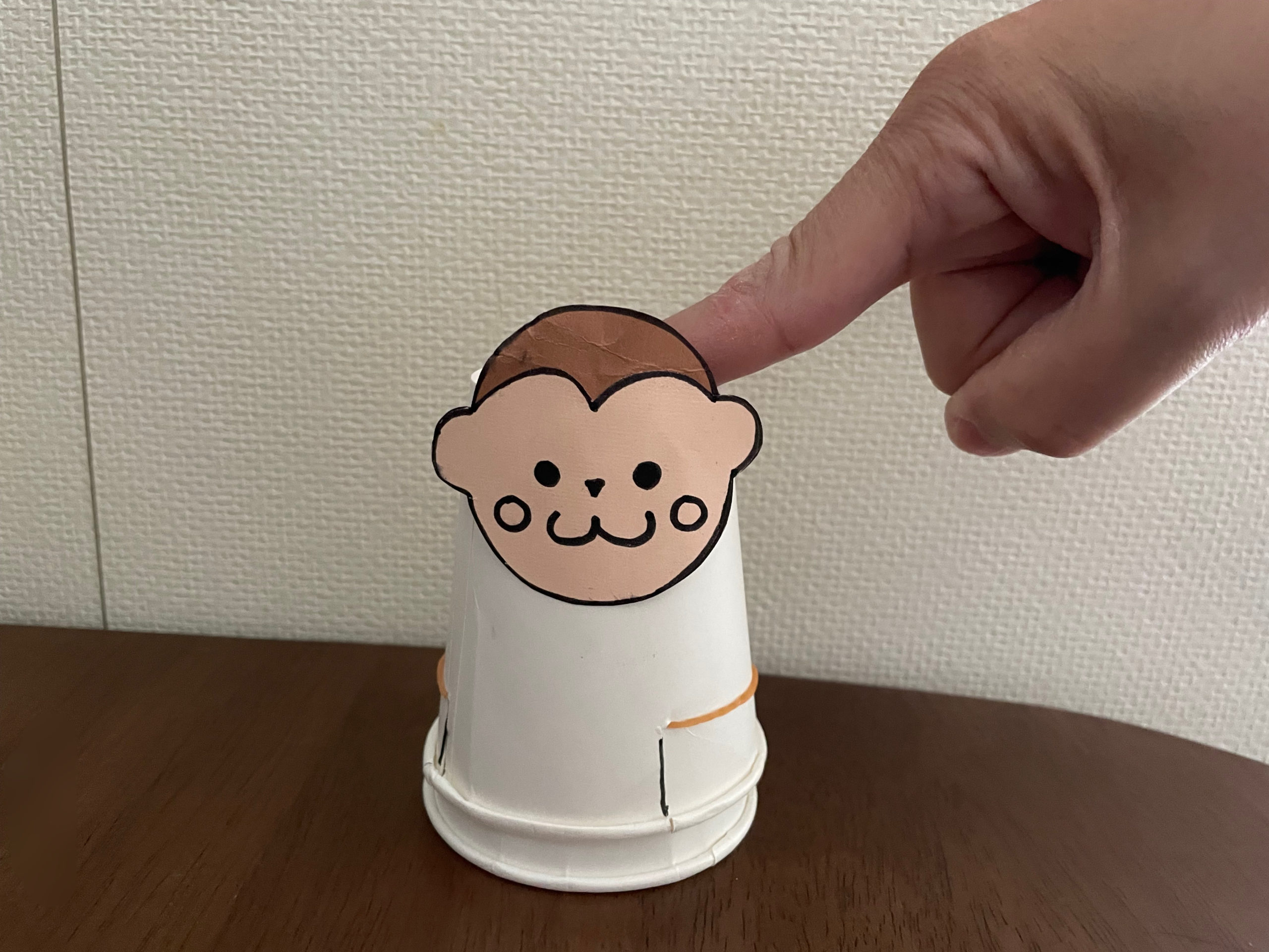 飛び出す紙コップ