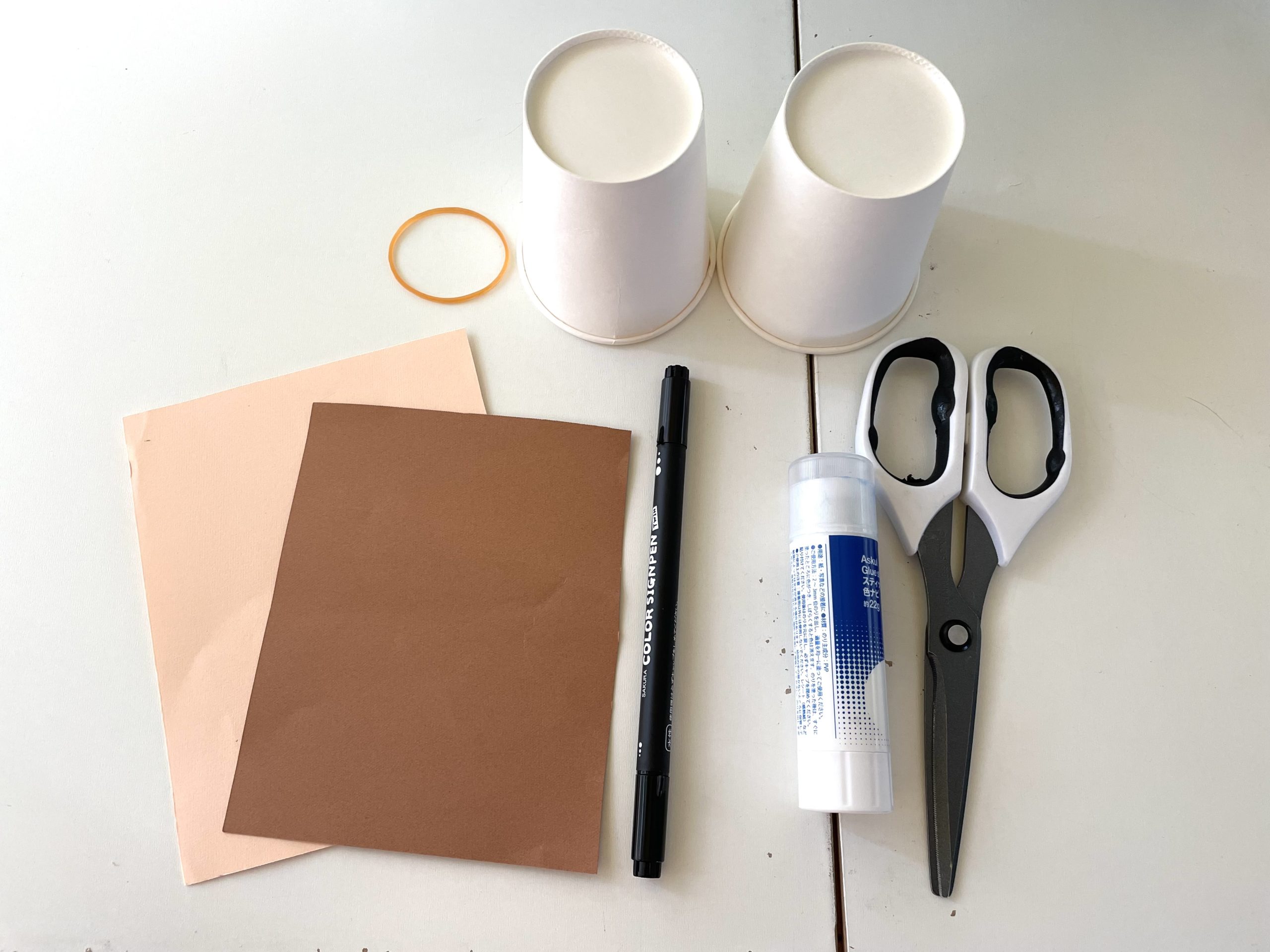 飛び出す紙コップ