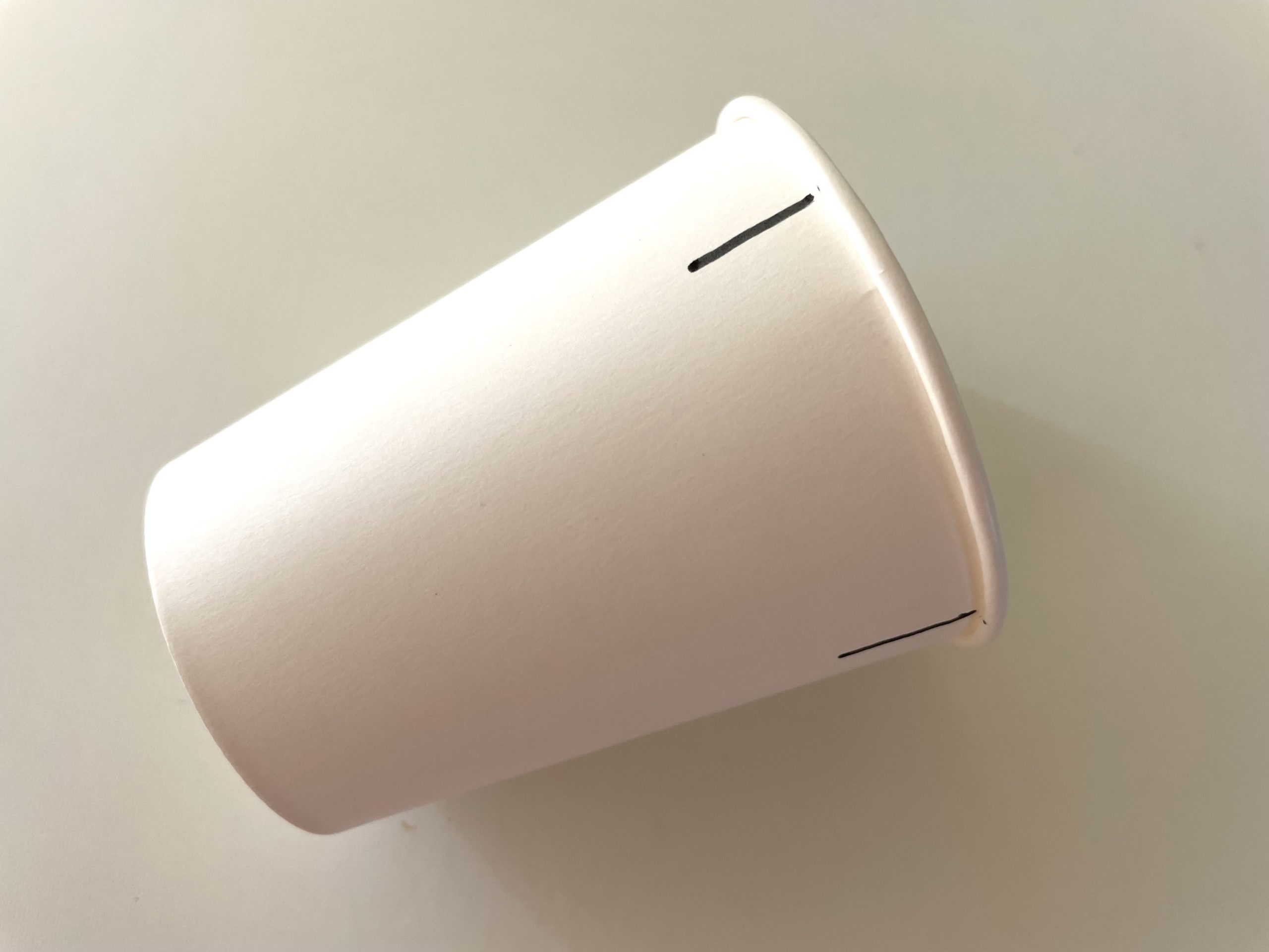 飛び出す紙コップ