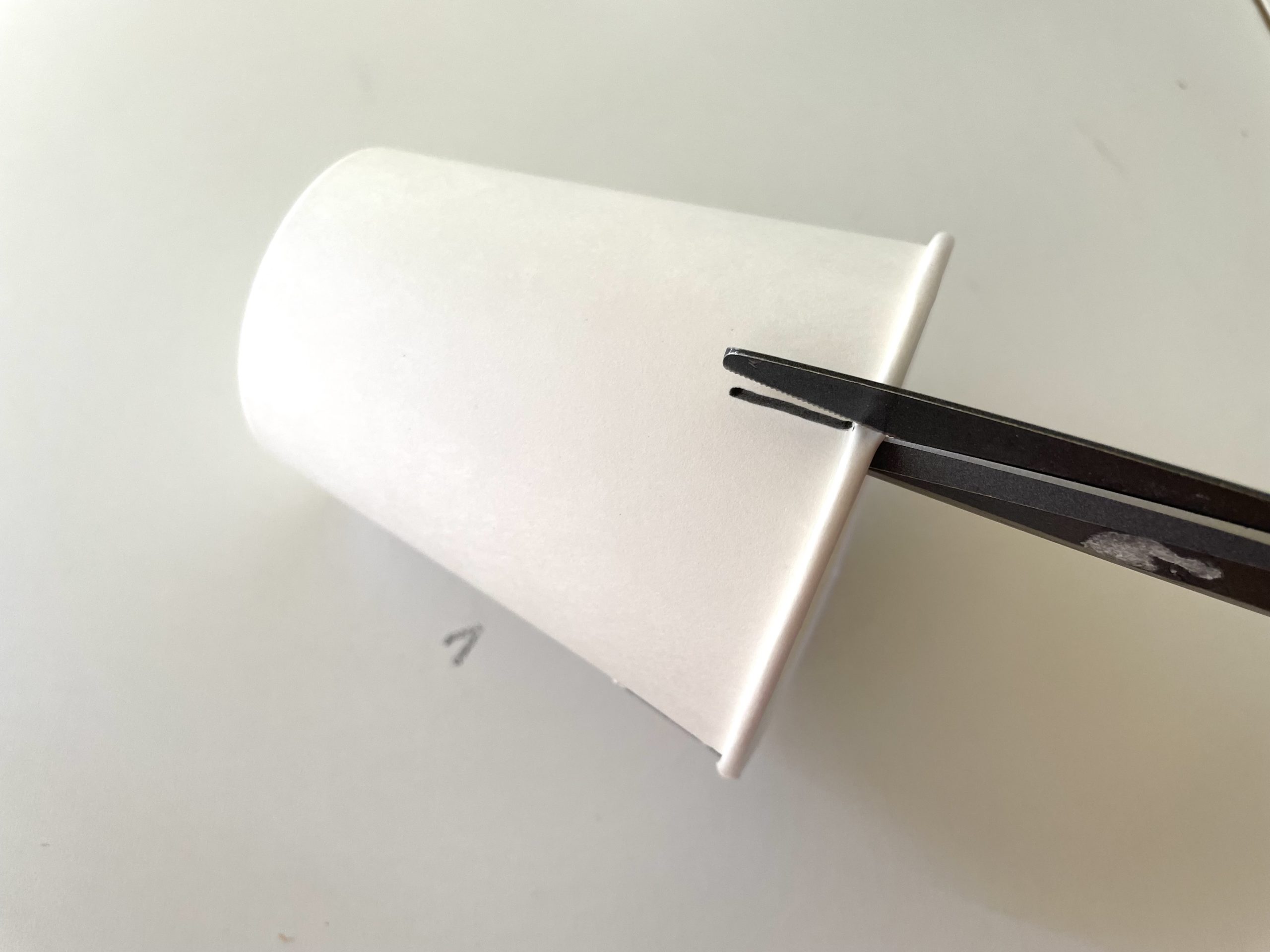 飛び出す紙コップ