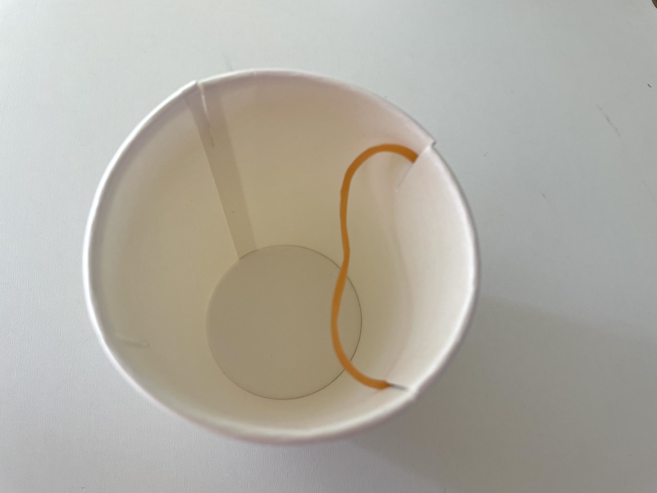 飛び出す紙コップ