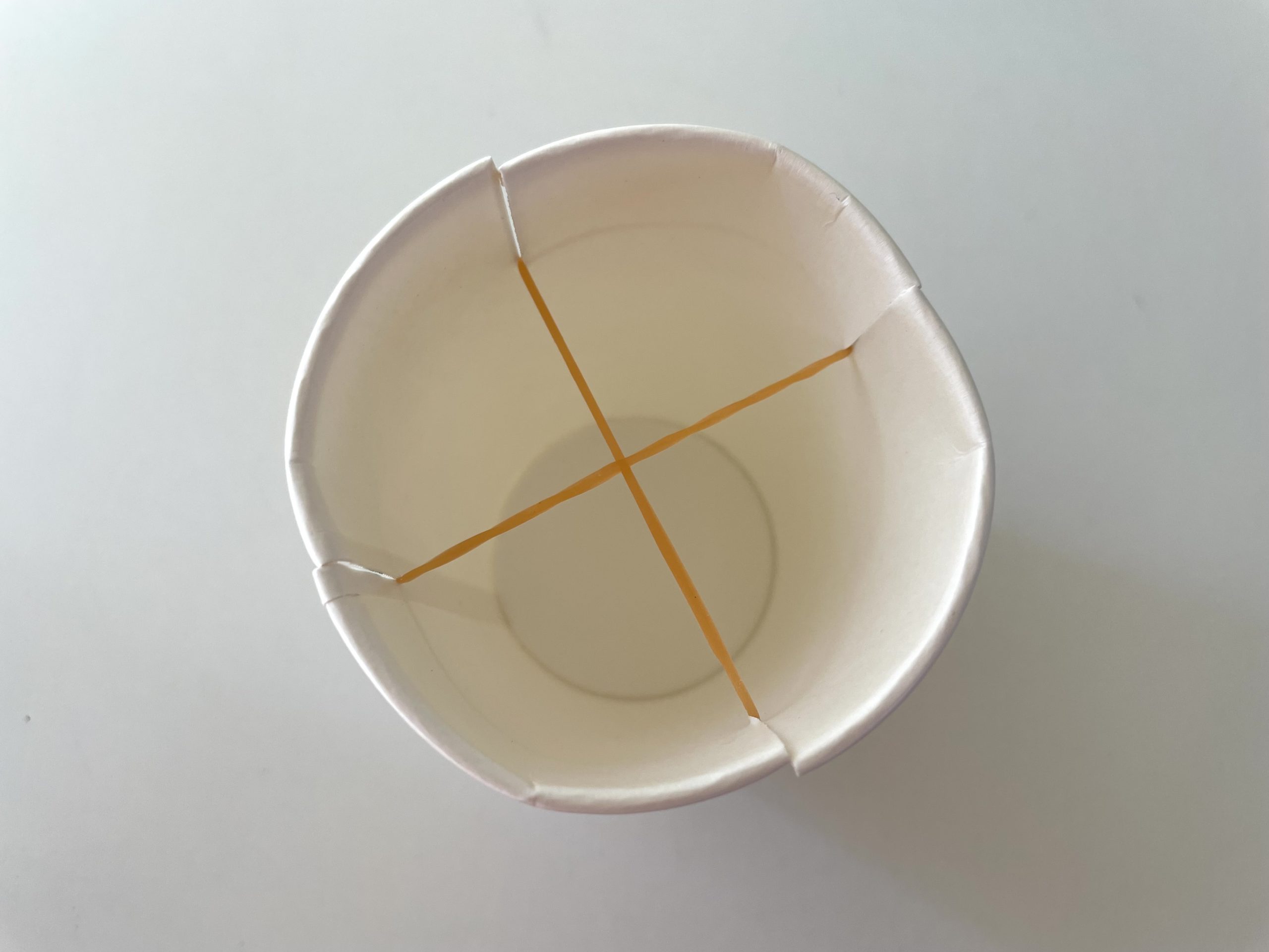 飛び出す紙コップ