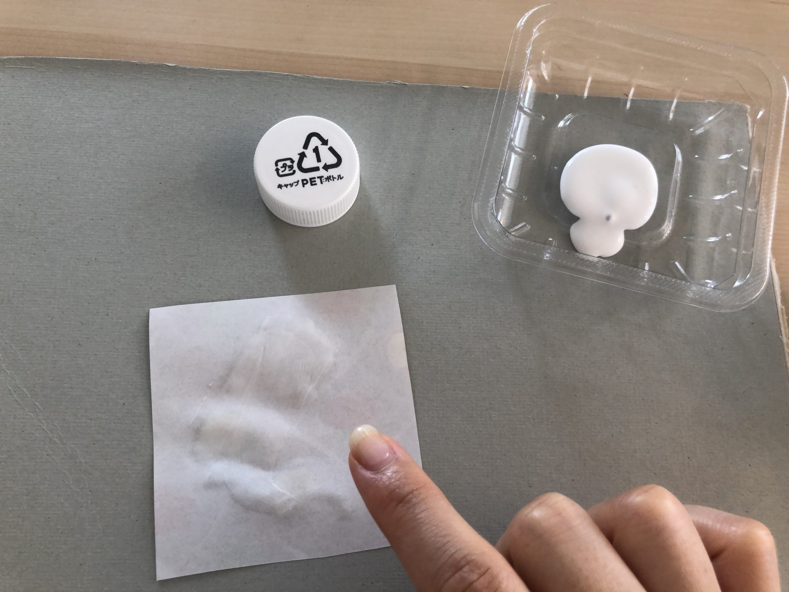 キャップの魚工作