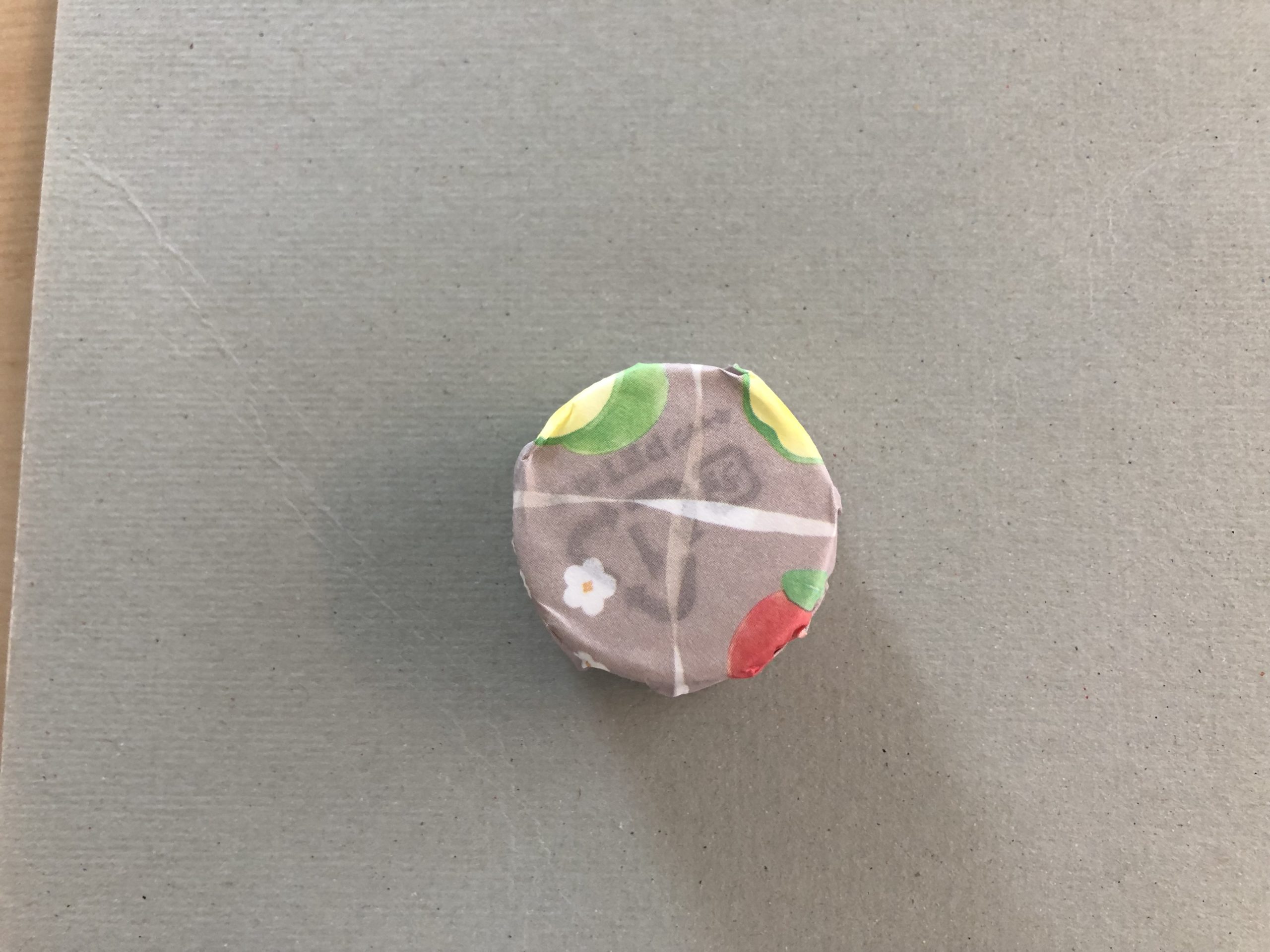 キャップの魚工作