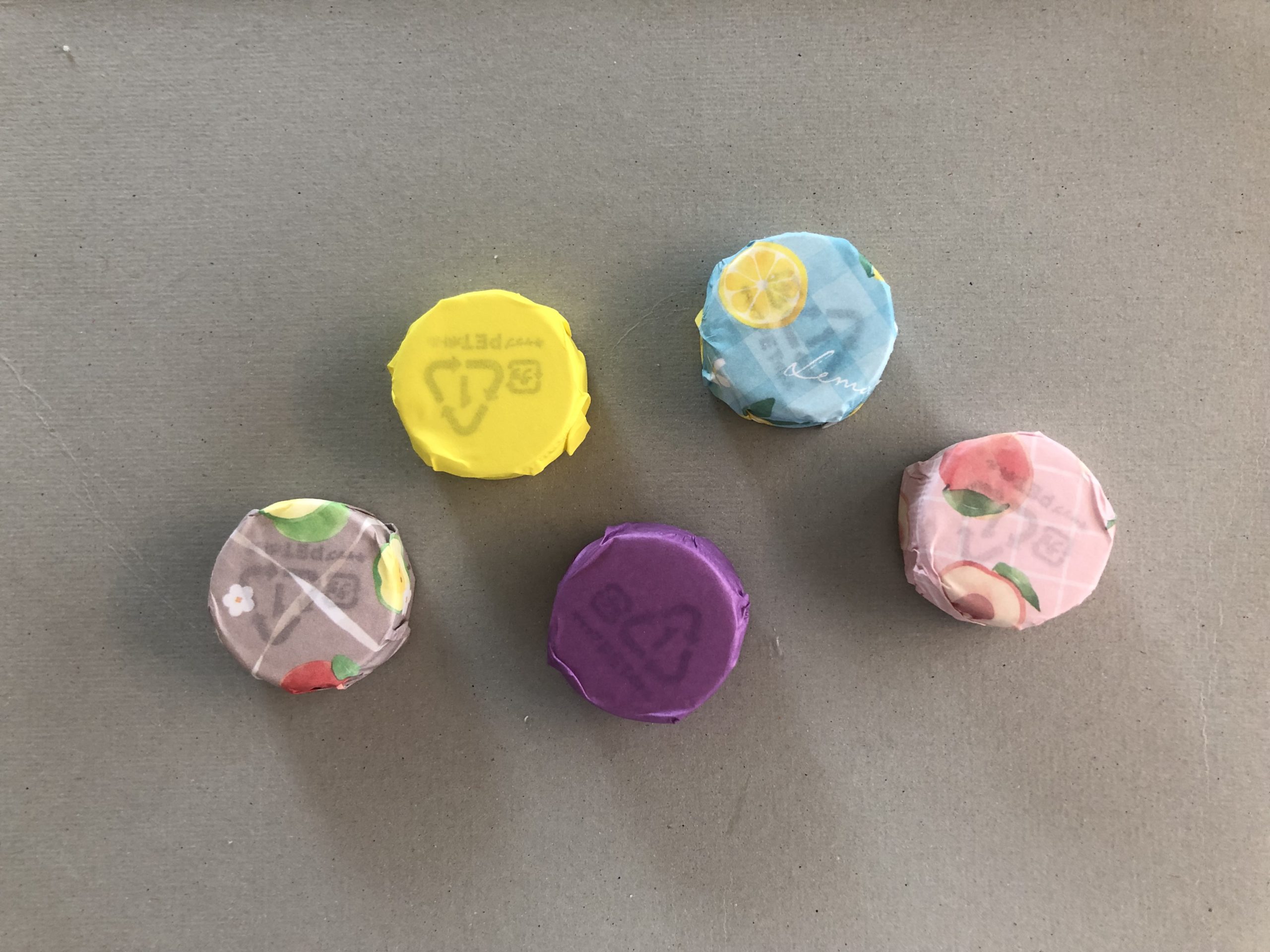 キャップの魚工作