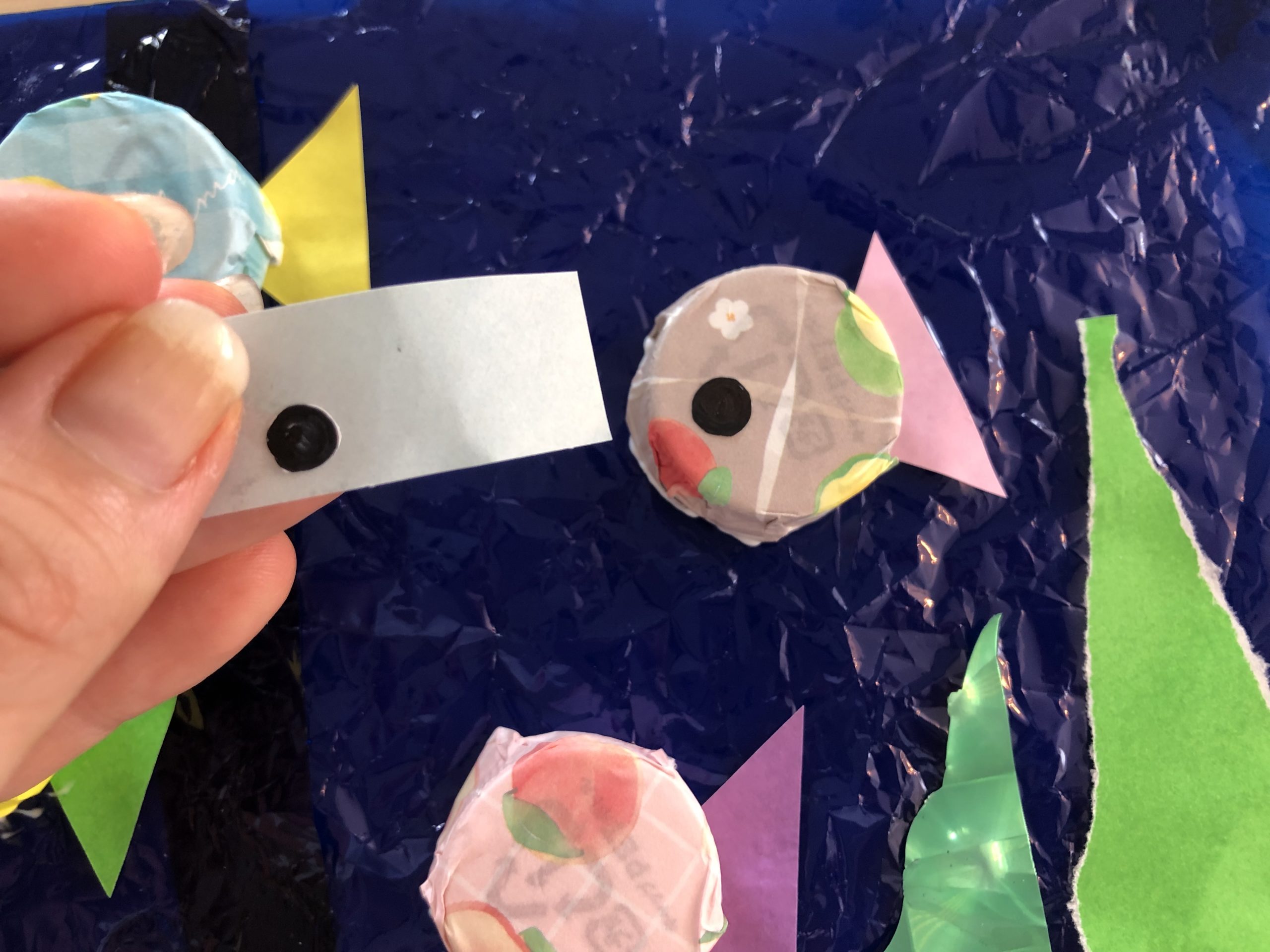 キャップの魚工作